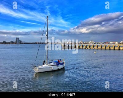 Segelboot in der Bucht von Cardiff, Cardiff, South Wales. Stockfoto