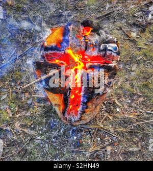 Schwedische Feuer, Schweden, Skandinavien anmelden. Die Protokolle sind vertikal geschnitten und in Brand gesetzt. Das Feuer selbst füttern und das Protokoll Verbrennungen von Innen heraus. Das Feuer kann bis zu 5 Stunden Stockfoto