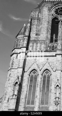 Ein schwarz-weiß Foto des Heiligen namens Kirche, auf der Oxford Road in Manchester, England. Stockfoto