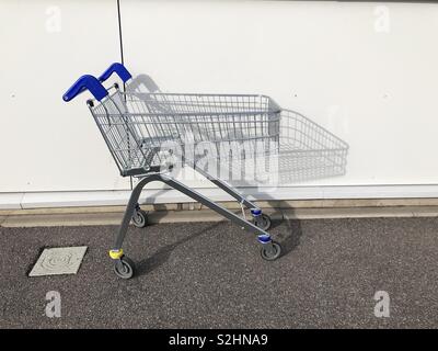 Single Einkaufswagen mit Schatten Stockfoto