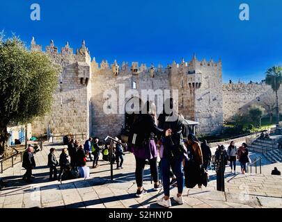 Die pulsierenden Platz vor Damaskus Tor in Ost-jerusalem. Stockfoto
