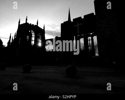 Coventry Cathedral Ruinen in Silhouette Stockfoto