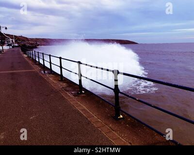 Weiß Spray von einer Welle schlagen der Sea Wall bei Flut Stockfoto