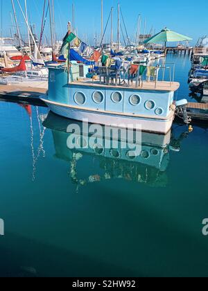 Adorable kleine blaue Haus Boot (Tug Boat?) an den Hafen von Santa Barbara, Kalifornien Stockfoto