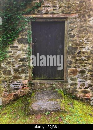 Holz- Eingang in einen alten Bauernhof aus Stein Gebäude (eine ginster Mühle) am St Ffagans Museum der Walisischen Leben, Cardiff. Stockfoto