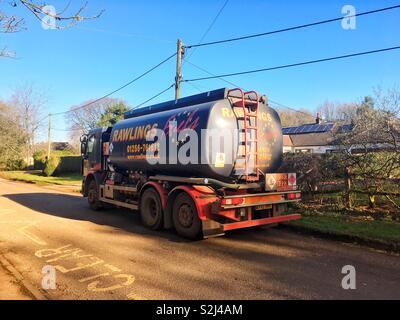 Tanker Lkw liefern Heiz öl, Medstead, Alton, Hampshire, England, Vereinigtes Königreich. Stockfoto