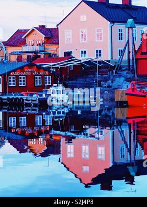 Dämmerung Reflexionen Sandhamn Hafen, Stockholmer Schären, Schweden, Skandinavien. Insel in den äußeren Schären beliebt für Segeln und Yachting seit dem 19. Jahrhundert Stockfoto