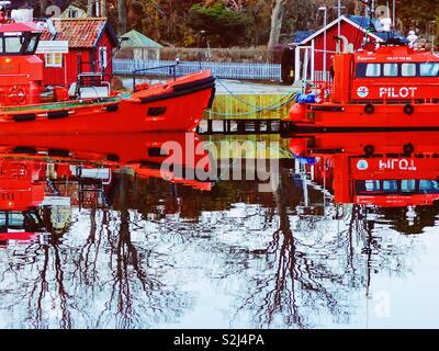 Pilot Boote und Reflexion, Hafen Sandhamn, Stockholmer Schären, Schweden, Skandinavien. Insel in den äußeren Schären beliebt für Segeln und Yachting seit dem 19. Jahrhundert Stockfoto