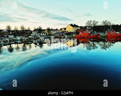 Hafen Sandhamn Dämmerung Reflexion, Sandhamn, Stockholmer Schären, Schweden, Skandinavien. Insel in den äußeren Schären beliebt für Segeln und Yachting seit dem 19. Jahrhundert Stockfoto