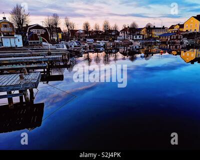 Hafen Sandhamn Dämmerung Reflexion, Sandhamn, Stockholmer Schären, Schweden, Skandinavien. Insel in den äußeren Schären beliebt für Segeln und Yachting seit dem 19. Jahrhundert Stockfoto