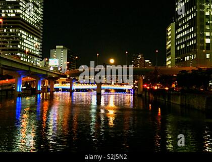 Mondaufgang über der Autobahn Brücke in Osaka, Japan Stockfoto