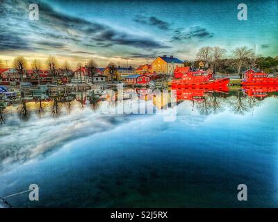 Hafen Sandhamn Dämmerung Reflexion, Sandhamn, Stockholmer Schären, Schweden, Skandinavien. Insel in den äußeren Schären beliebt für Segeln und Yachting seit dem 19. Jahrhundert Stockfoto