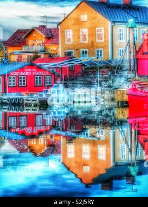 Dämmerung Reflexionen Sandhamn Hafen, Stockholmer Schären, Schweden, Skandinavien. Insel in den äußeren Schären beliebt für Segeln und Yachting seit dem 19. Jahrhundert Stockfoto