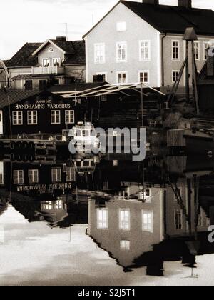 Hafen Sandhamn Reflexion, Sandhamn, Stockholmer Schären, Schweden, Skandinavien. Insel in den äußeren Schären beliebt für Segeln und Yachting seit dem 19. Jahrhundert Stockfoto