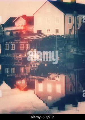 Hafen Sandhamn Dämmerung Reflexion, Stockholmer Schären, Schweden, Skandinavien. Insel in den äußeren Schären beliebt für Segeln und Yachting seit dem 19. Jahrhundert Stockfoto