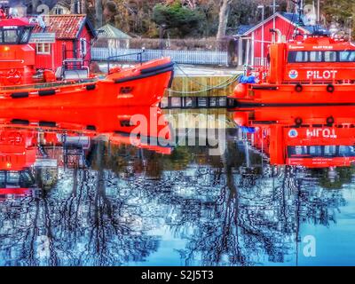 Pilot Boote und Reflexion, Hafen Sandhamn, Stockholmer Schären, Schweden, Skandinavien. Insel in den äußeren Schären beliebt für Segeln und Yachting seit dem 19. Jahrhundert Stockfoto