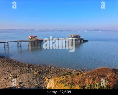 Das alte und das neue Rettungsboot Stationen auf Mumbles pier, Swansea Bay, South West Wales, Februar. Stockfoto