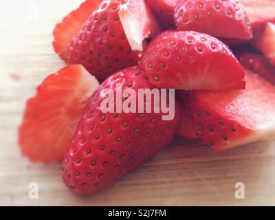 Erdbeere und Erdbeeren in der Sonne. Einfaches Foto eines roten Beerenfrucht. Lecker zu essen oder Zucker oder mit Eis getaucht. Sommer Obst. Lokal abgeholt Stockfoto