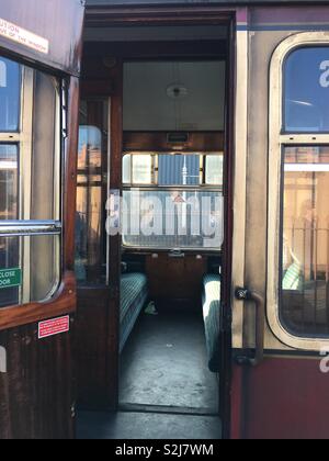 Innenraum der ersten Klasse Schlitten - Severn Valley Steam Railway, Shropshire, England Stockfoto