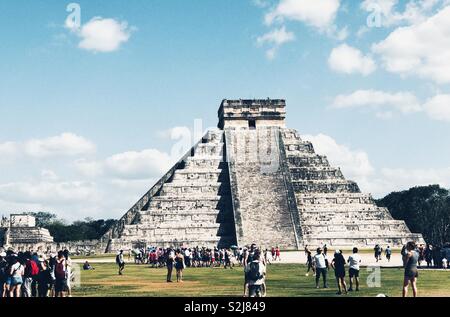 Touristen bewundern die El Castillo oder Tempel des Kukulcan in Chichen Itza, Yucatan, Mexiko Stockfoto