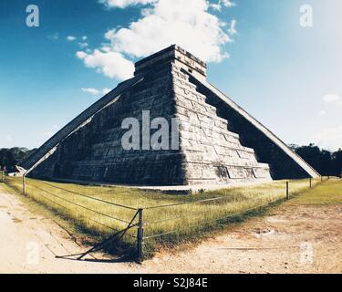 Großartige Architektur von El Castillo oder Tempel des Kukulcan in Chichen Itza, Yucatan, Mexiko Stockfoto