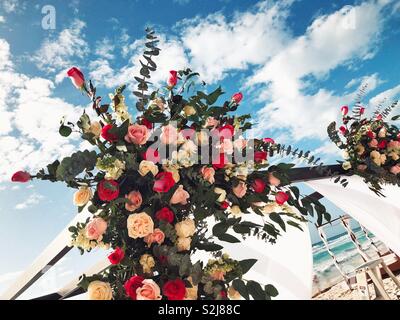 Wedding Bouquet von rosa und rote Rosen schmückt Hochzeit arch am Strand in Cancun, Mexiko Stockfoto