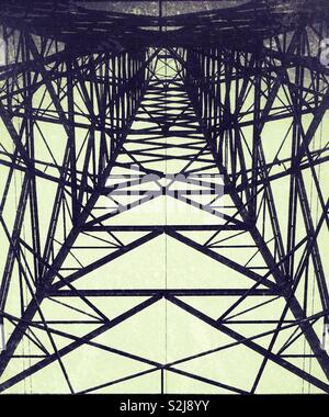 Auf der Suche nach oben von unter einem Strom pylon Stockfoto