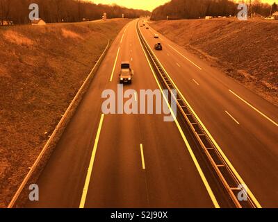 Autos fahren in Französisch Autoroute als durch getönte Glas auf Steg oben gesehen. Stockfoto