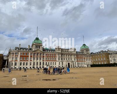 Kinder auf dem Fahrrad erfassen in Horse Guards Parade in London, UK. 4. März 2019. Stockfoto