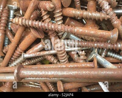 Rostige Schrauben und Nägel Stockfoto