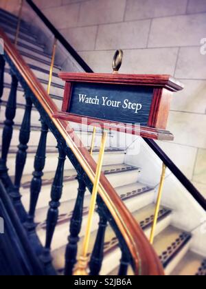 Sehen Sie sich ihre Schritt Warnschild auf einer Treppe, United States Stockfoto