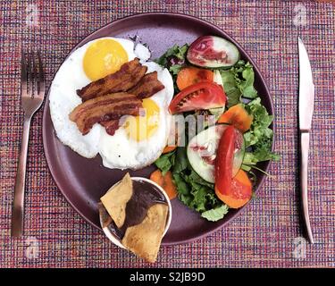 Ein Frühstück mit Spiegelei und Salat in Jaguar Yuú Restaurant in Oaxaca, Mexiko Stockfoto