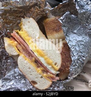 Schinken und Käse auf einem Bagel Stockfoto