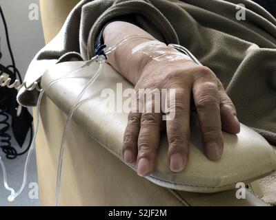 Buenos Aires, Argentinien - März 08, 2019: Hand auf eine Chemo therapie Behandlung in einem Krankenhaus in Buenos Aires, Argentinien verbunden Stockfoto