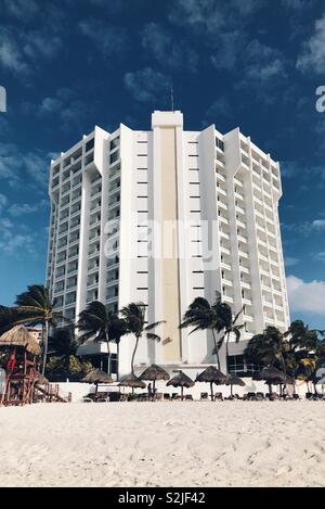70-s Architektur Hotel am Strand in Cancun, Mexiko Stockfoto