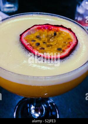 Pornstar Martini. Wodka, Leidenschaft Fruchtmark, Zucker und Orangensaft, serviert mit einer Schicht von Passionsfrucht. Stockfoto
