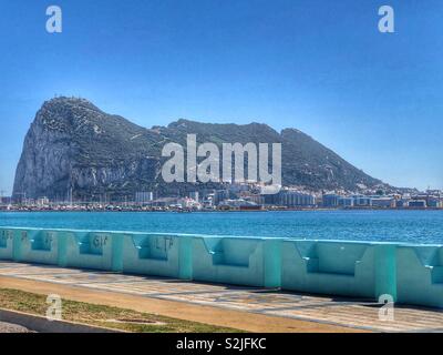 Gibraltar ab Spanien gesehen Stockfoto