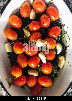 Cherry Tomaten, Knoblauch und Rosmarin Stockfoto