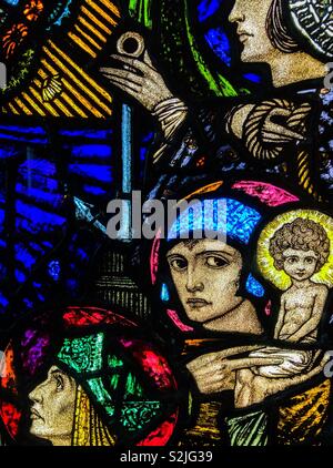 Detail von der Krönung der Jungfrau. Von Harry Clarke, 1923. Glasfenster. Kelvingrove Art Gallery und Museum. Glasgow. Schottland. UK. Stockfoto
