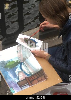 Frau Maler street scene St. Petersburg auf Schritte auf Canal Russland Stockfoto