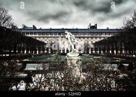 Statue im Jardin du Palais Royal, Paris Stockfoto