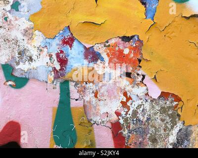Schichten von Farbe blätterte eine Betonwand bilden ein abstraktes Stockfoto