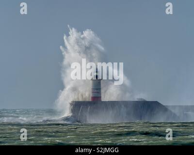 Newhaven Leuchtturm und Wellen Stockfoto