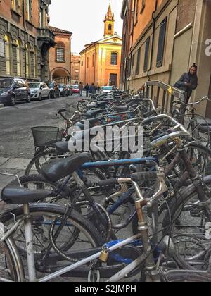 Fahrrad Parken in der Altstadt von Bologna, Italien Stockfoto