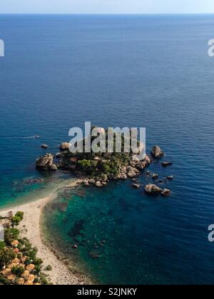 Obere Stadt Blick hinunter zur kleinen Insel Isola Bella bei Taormina, Sizilien, Italien mit seinen weißen Strand, acquamarine bis tiefblau gefärbtes Wasser und großen Felsen Stockfoto