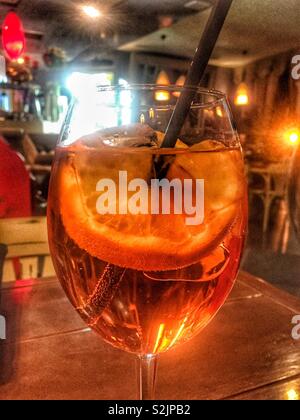 Aperol Spritz Cocktail in der Glas aus der Nähe Stockfoto
