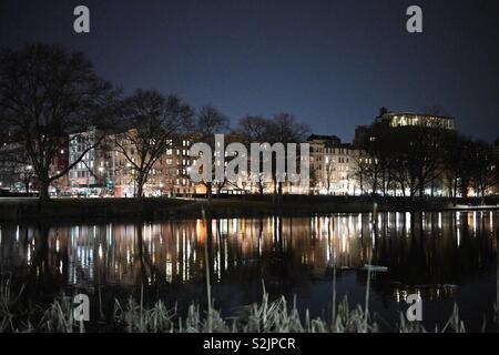 Winter Nacht Reflexion im Harlem Meer im Central Park. Stockfoto