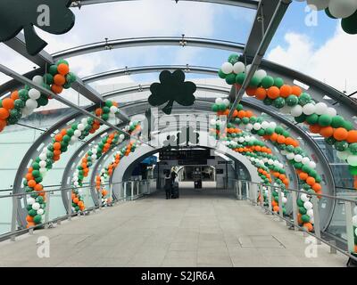 Dublin, Irland - 17. März 2019: am St. Patrick's Day, Dublin Airport ist mit bunten Luftballons und grossen hängenden Shamrocks in der Feier des nationalen Irland Urlaub eingerichtet. Stockfoto