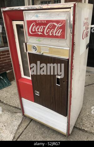 Vintage Coca-cola Sodamaschine an antiken Speichern. Stockfoto