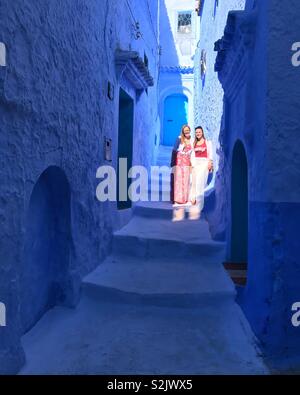 Zwei Frauen stehen auf Schritte in Gasse in blaue Stadt, Tanger, Marokko, Afrika Stockfoto